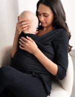 Βαμβακερη μπλουζα μητροτητας και θηλασμου με ¾ μανικι σε μαυρο χρωμα. Το ιδανικο δωρο για τη νεα μαμα. Μπλουζα με ειδικο χωρο για το μωρακι για την επαφη δερμα με δερμα. Οικονομικη μπλουζα θηλασμου.