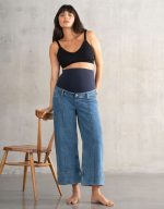 cropped wide leg φαρδυ τζιν εγκυμοσυνης σε ανοιχτο denim χρωμα.