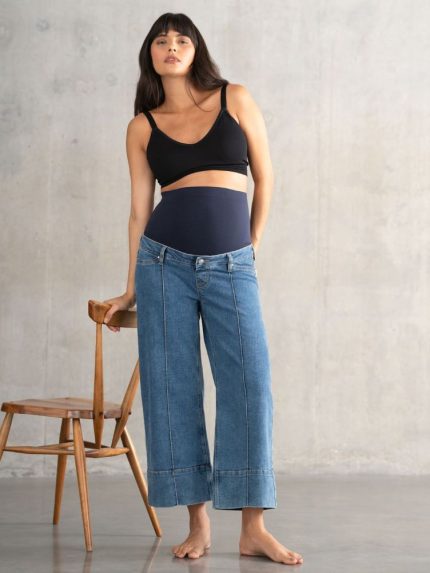 cropped wide leg φαρδυ τζιν εγκυμοσυνης σε ανοιχτο denim χρωμα.