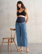 cropped wide leg φαρδυ τζιν εγκυμοσυνης σε ανοιχτο denim χρωμα.