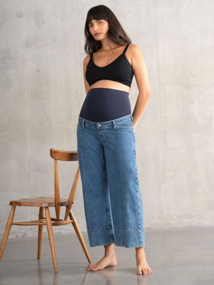 cropped wide leg φαρδυ τζιν εγκυμοσυνης σε ανοιχτο denim χρωμα.