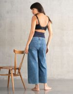 cropped wide leg φαρδυ τζιν εγκυμοσυνης σε ανοιχτο denim χρωμα.