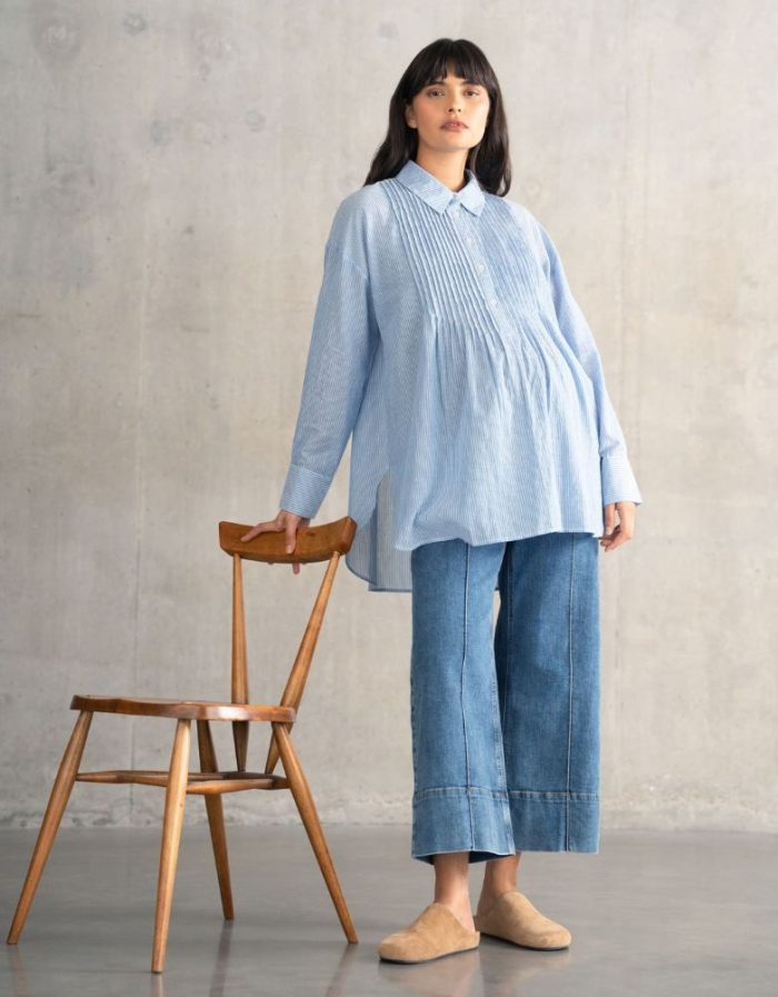 cropped wide leg φαρδυ τζιν εγκυμοσυνης σε ανοιχτο denim χρωμα.