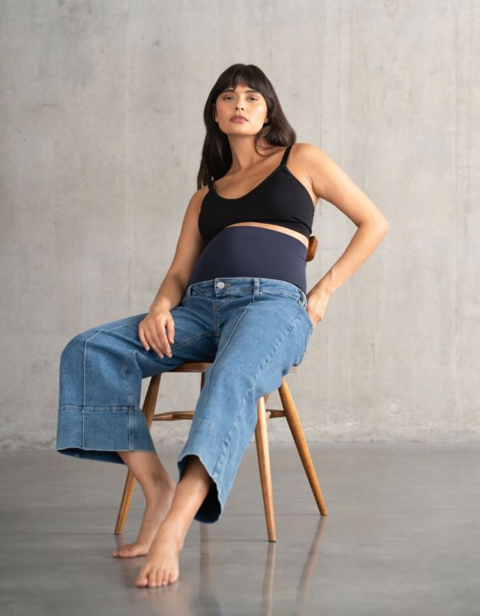 cropped wide leg φαρδυ τζιν εγκυμοσυνης σε ανοιχτο denim χρωμα.